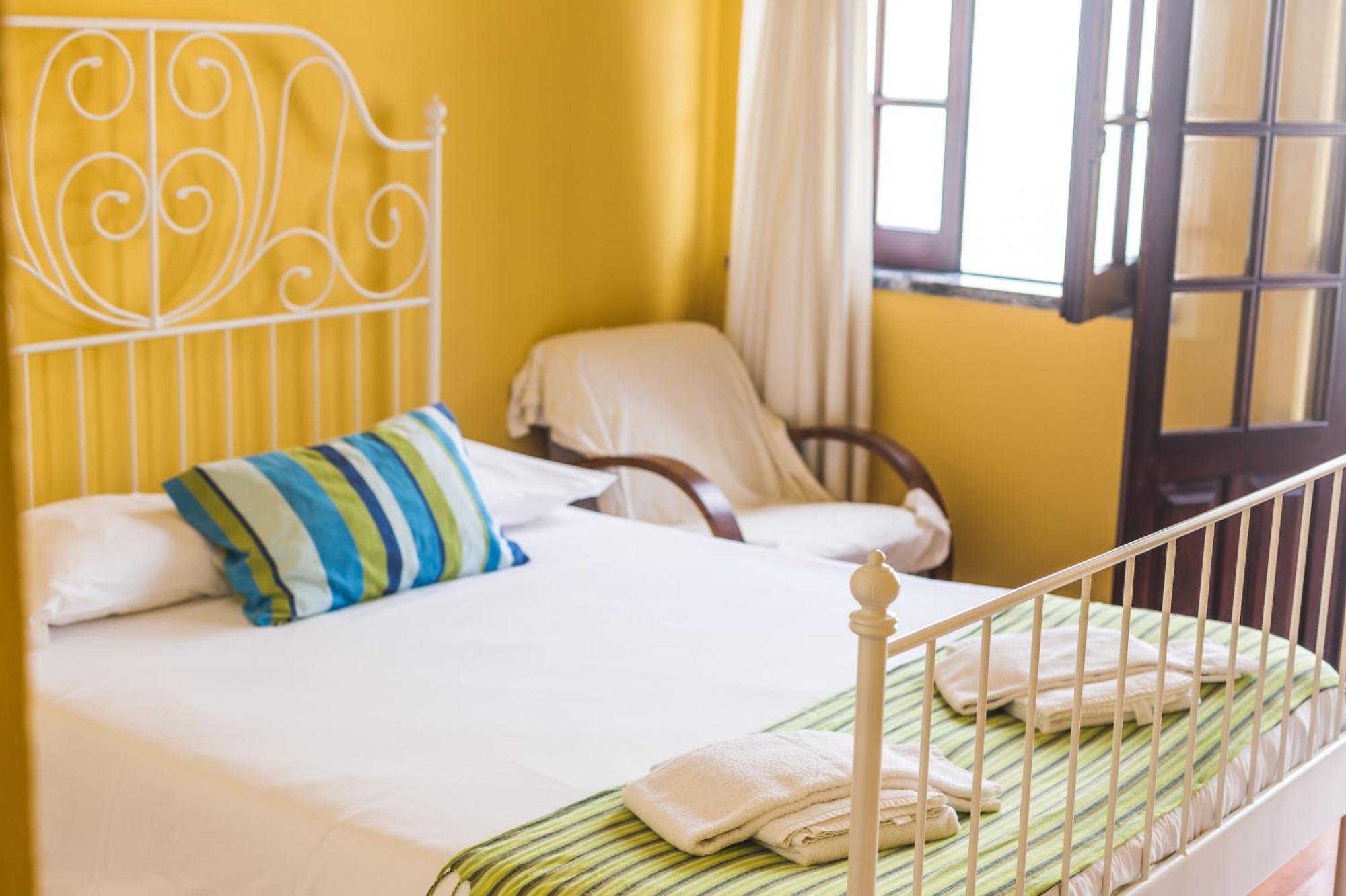 Ericeira Chill Hill Hostel & Private Rooms - Peach Garden Room photo