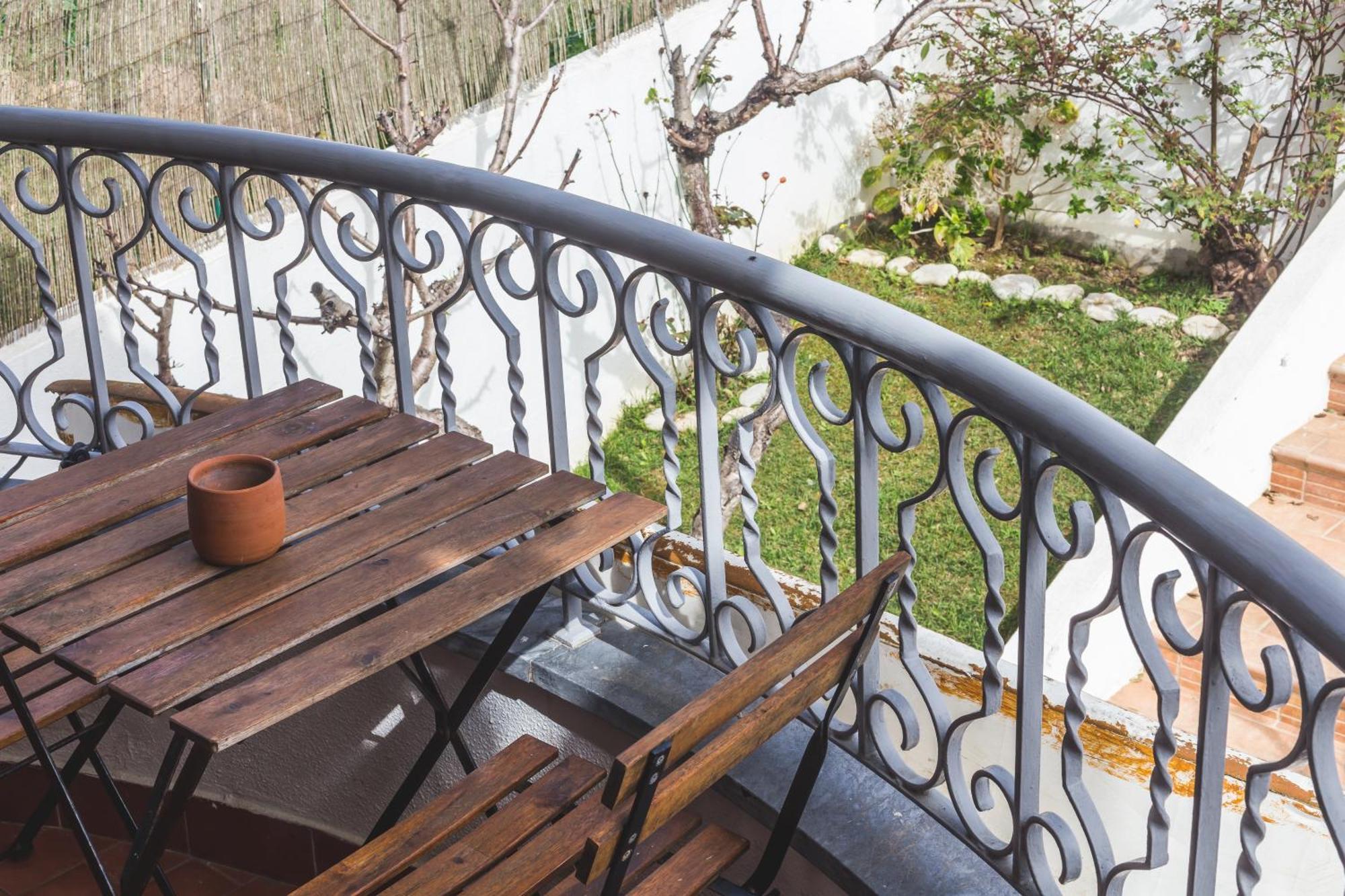 Ericeira Chill Hill Hostel & Private Rooms - Peach Garden Room photo